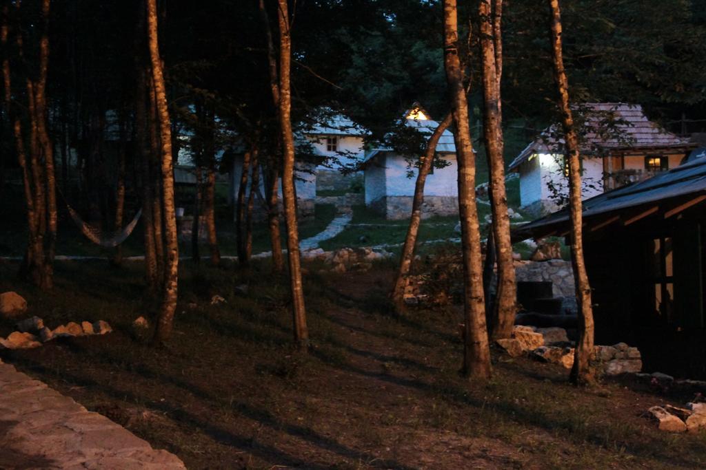 Camp Divlja Rijeka Hotell Hum Eksteriør bilde