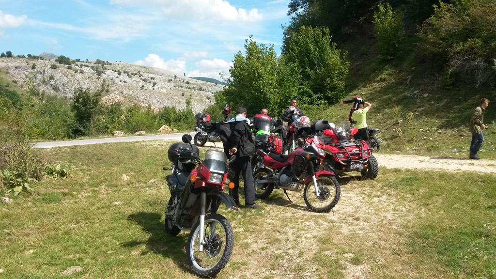 Camp Divlja Rijeka Hotell Hum Eksteriør bilde