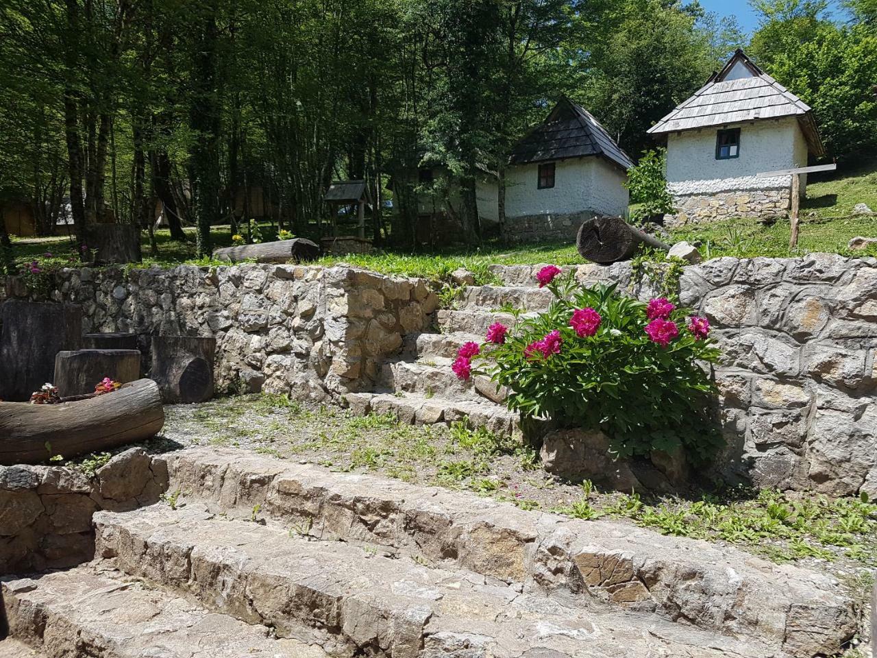 Camp Divlja Rijeka Hotell Hum Eksteriør bilde