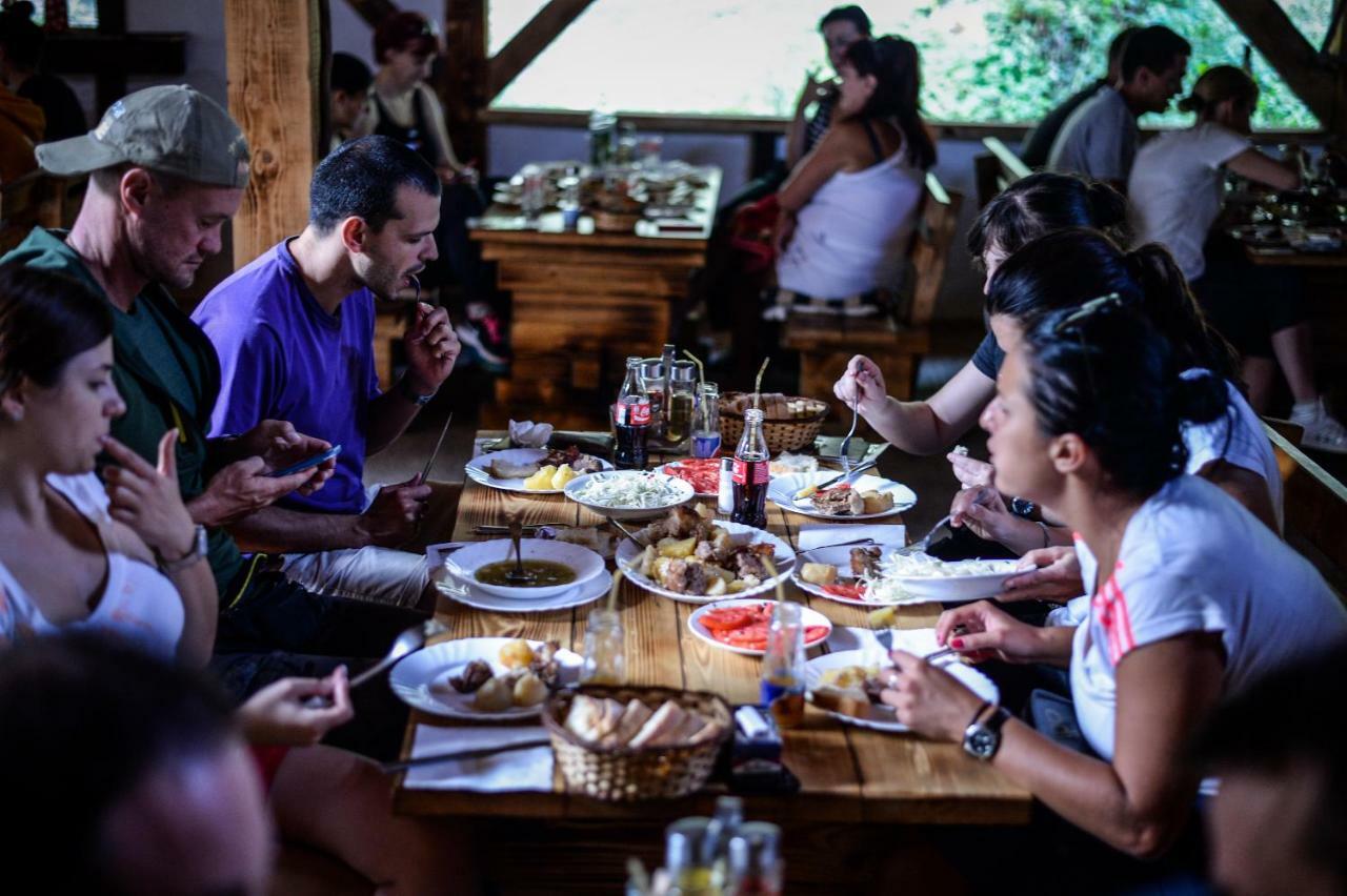Camp Divlja Rijeka Hotell Hum Eksteriør bilde